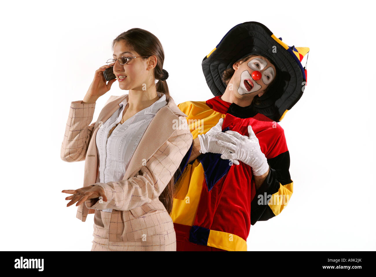 Junge Frau im Business Anzug Outfit lässige Schauspieler MIME-Komiker Mann Spaß kichern mobile Zeitverzögerung Stockfoto