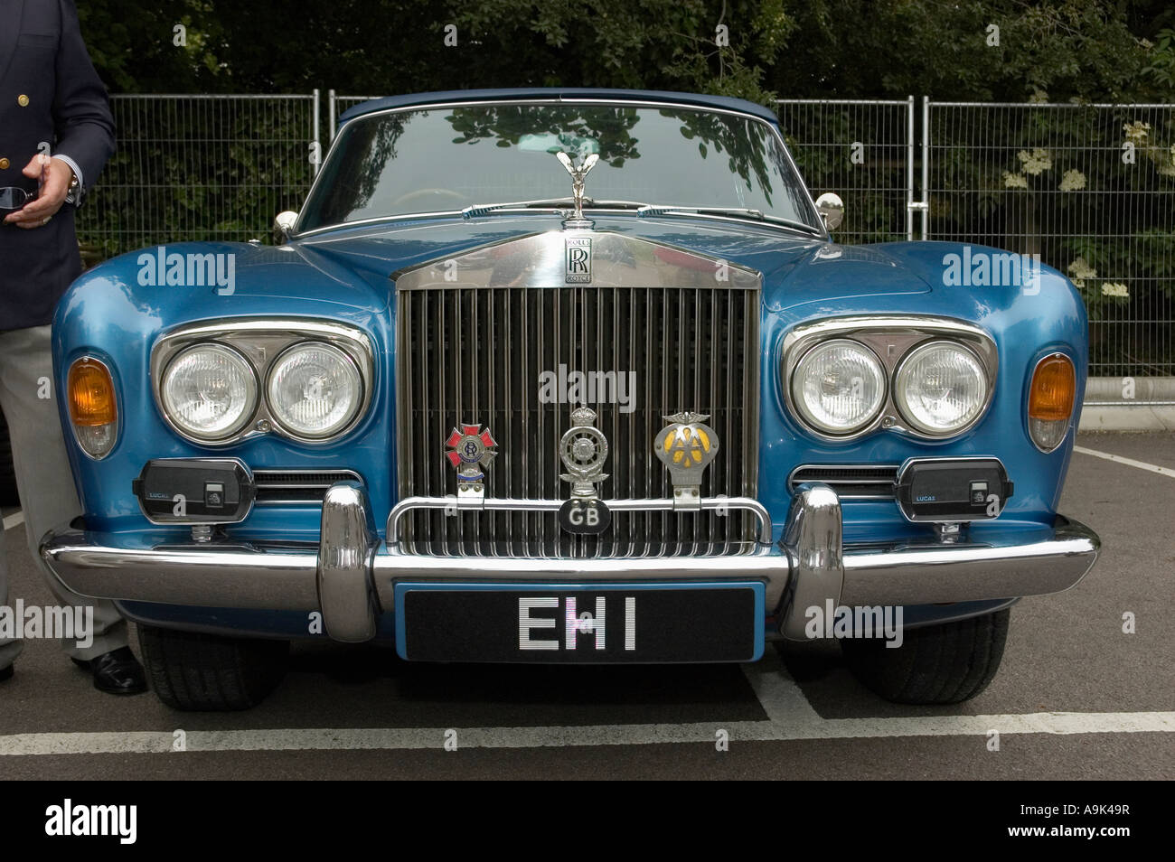 Englebert Humperdinck mit seinem blauen Rolls-Royce-Auto Stockfoto