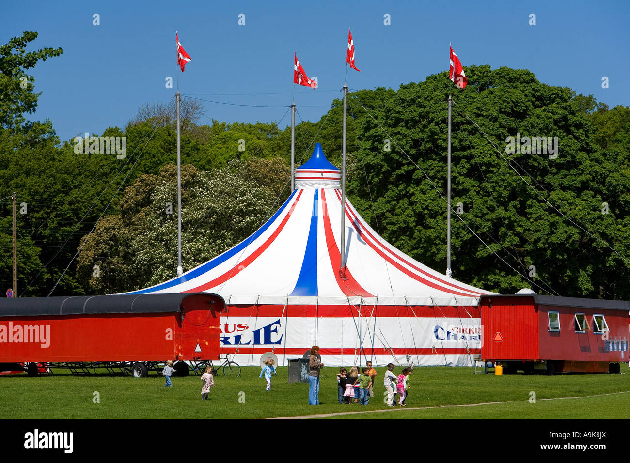 Zirkus-Zelt und Wagen Stockfoto
