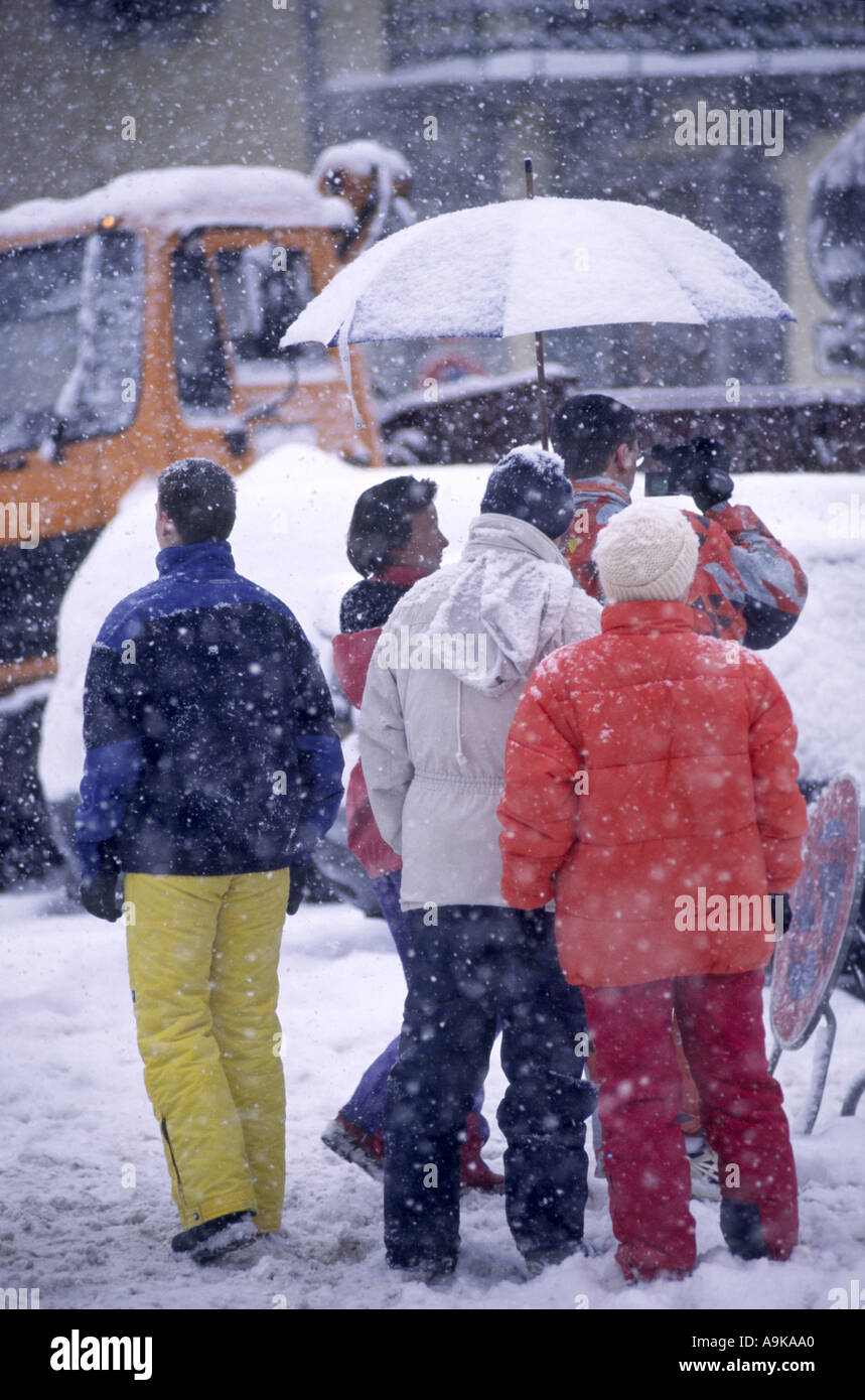 Leute warten auf einen Bus in das alpine Skigebiet Chamonix Mont Blanc, Haute Savoie, Frankreich. Stockfoto