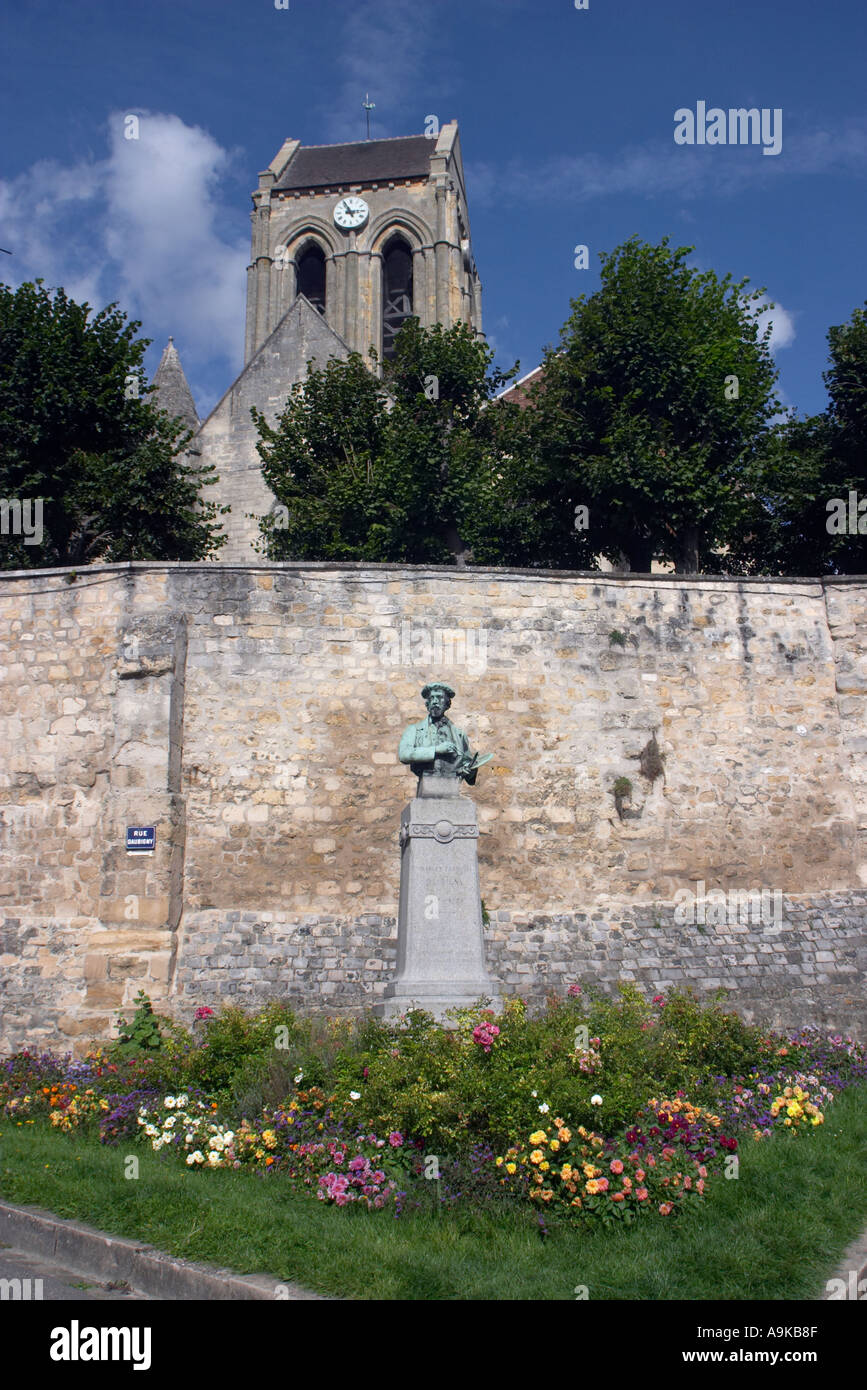 Denkmal für Charles Daubigny mit Kirche Notre-Dame im Hintergrund Auvers Sur Oise Frankreich Stockfoto