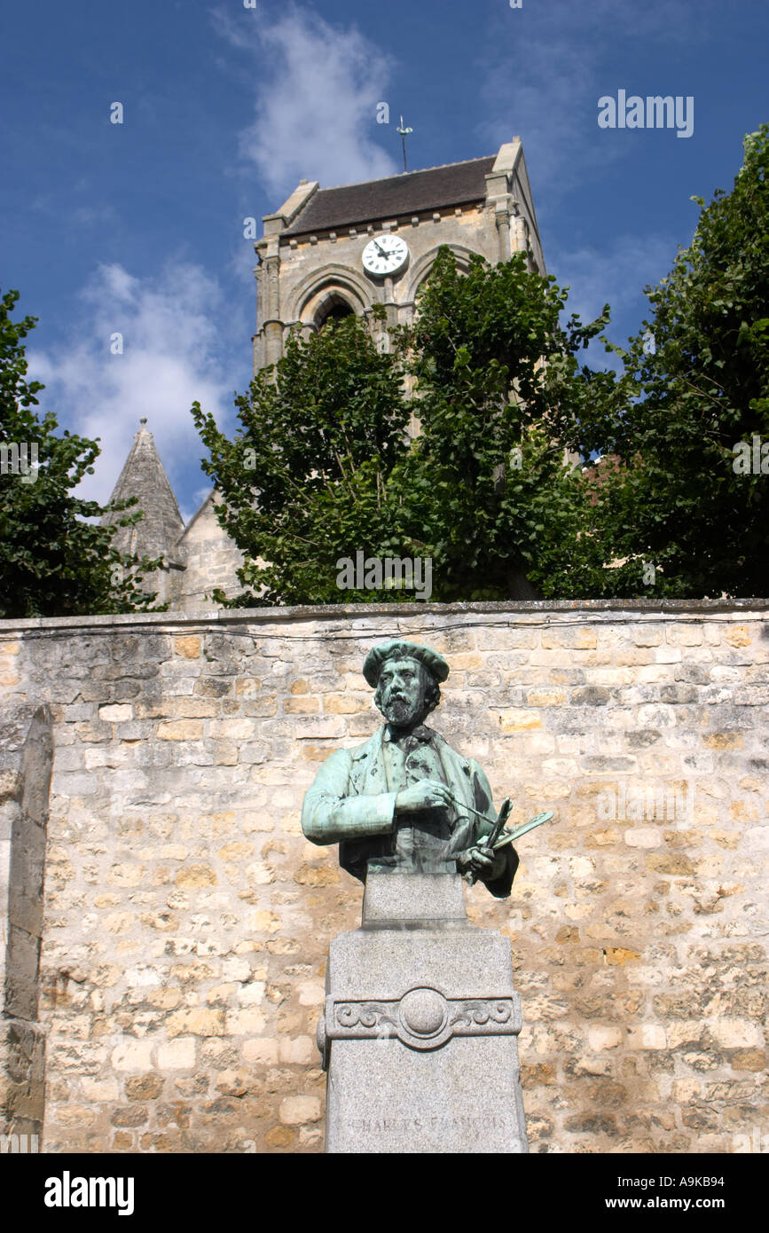 Denkmal für Charles Daubigny mit Kirche Notre-Dame im Hintergrund Auvers Sur Oise Frankreich Stockfoto