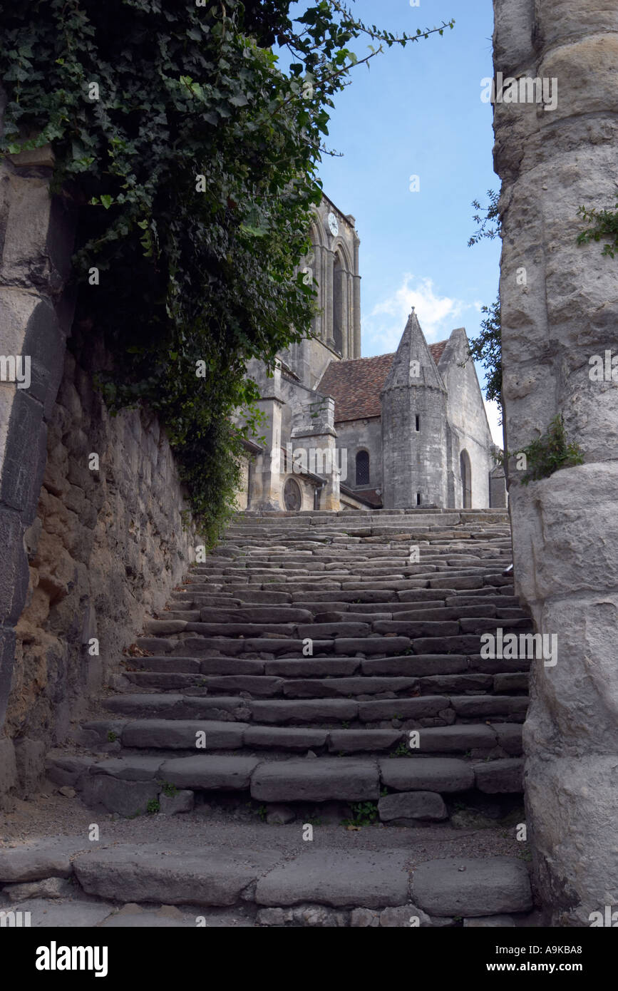 Alten Stufen hinauf auf die Kirche Notre-Dame in Auvers Sur Oise Frankreich Stockfoto