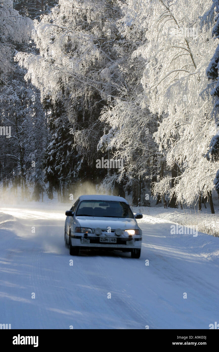 Auto fahren in finnischen Wald, Finnland Stockfoto