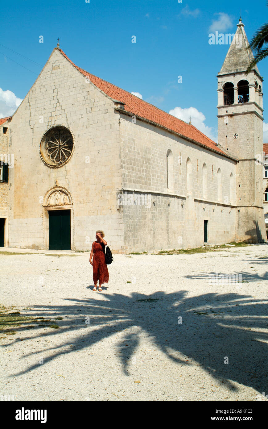 Touristen stehen vor der Kirche St. Dominic in der alten Stadt Trogir, Dalmatien, Kroatien. Stockfoto