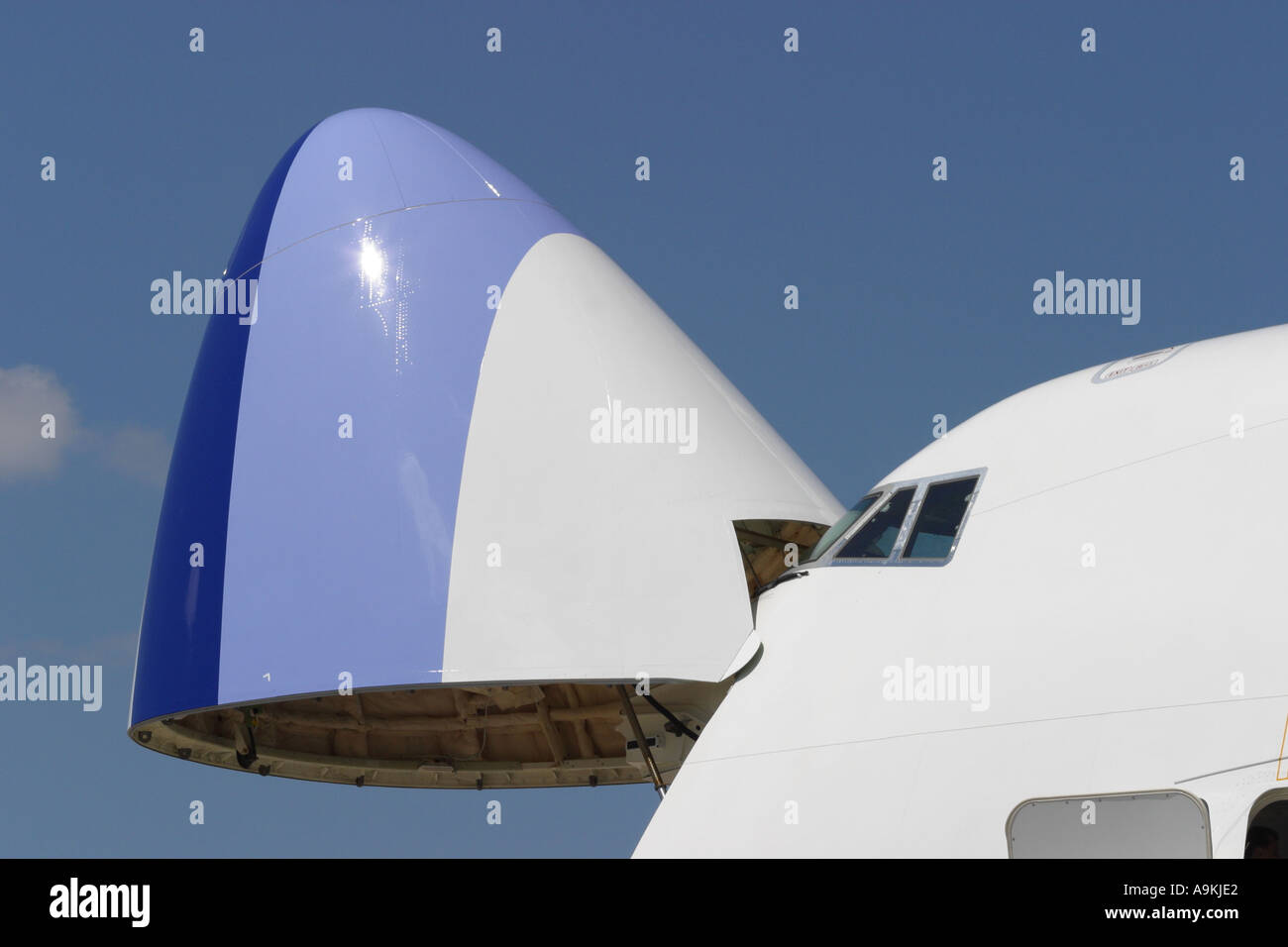 Boeing 747 Cargo Verkehrsflugzeug Frachter mit Nase zum Laden geöffnet Stockfoto