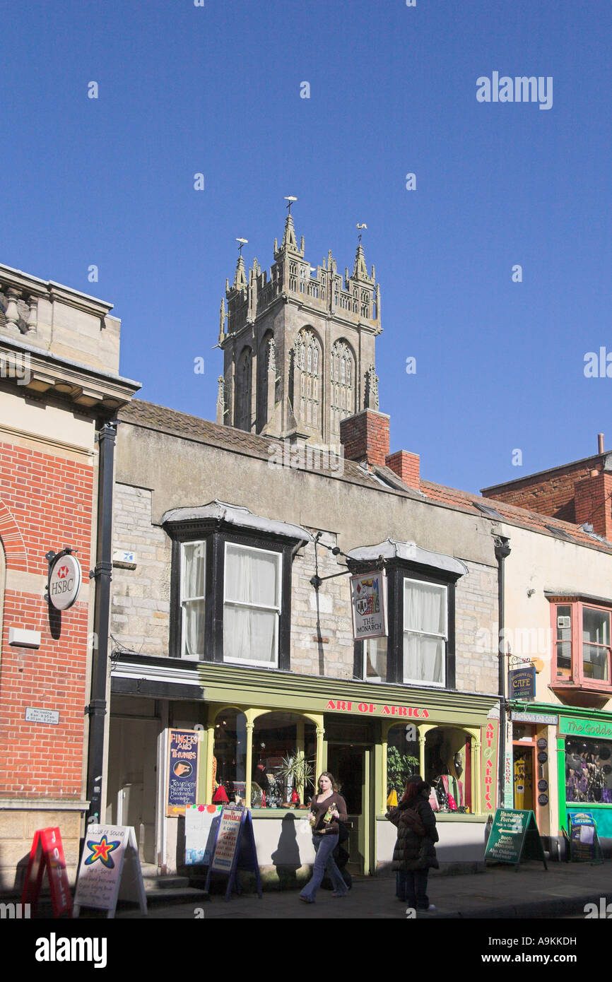 Johannes der Täufer Pfarrkirche Turm gotische Glastonbury Somerset England von High Street Stockfoto
