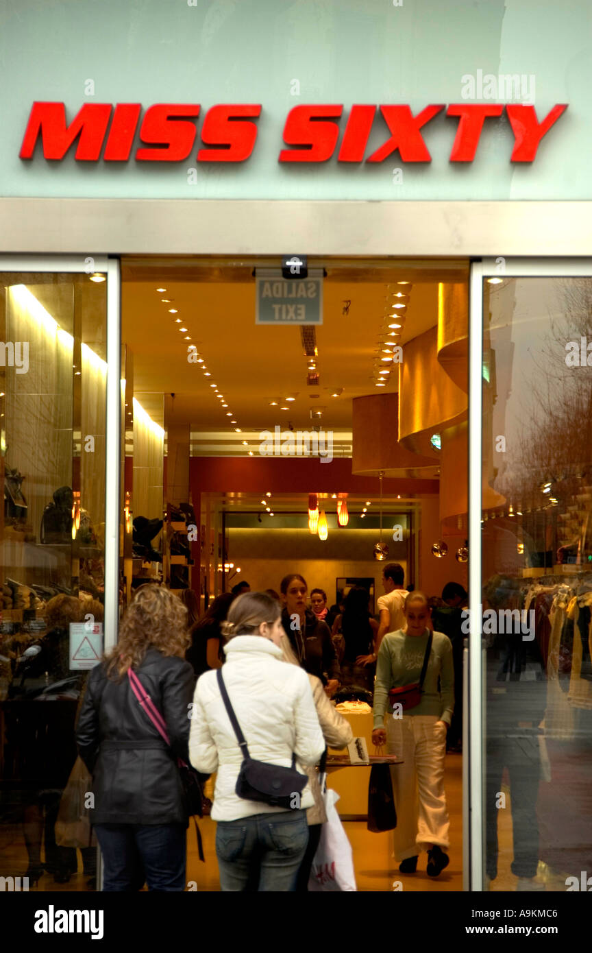 TRENDIGE KLEIDUNG SHOP FILIALE MISS ˆSIXTY AM PASSEIG DE GRACIA BARCELONA SPANIEN EU Stockfoto
