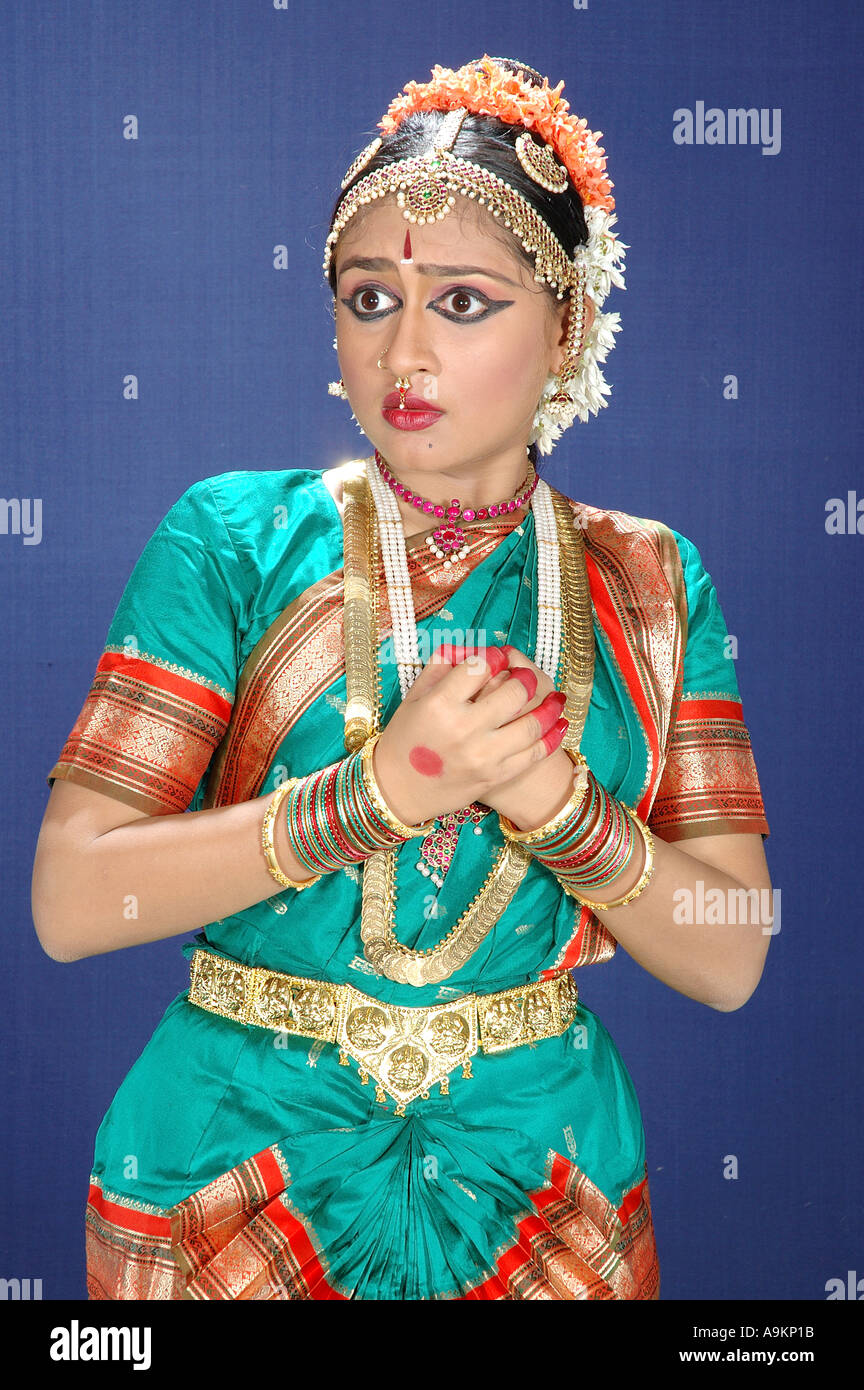 Bharata Natyam, Bharatnatyam, klassischer indischer Tanz, Frauentanz, Bharatanatyam Bharat Natyam Kostüm, Seidengaree und Goldschmuck, Indien, MR.#604 Stockfoto