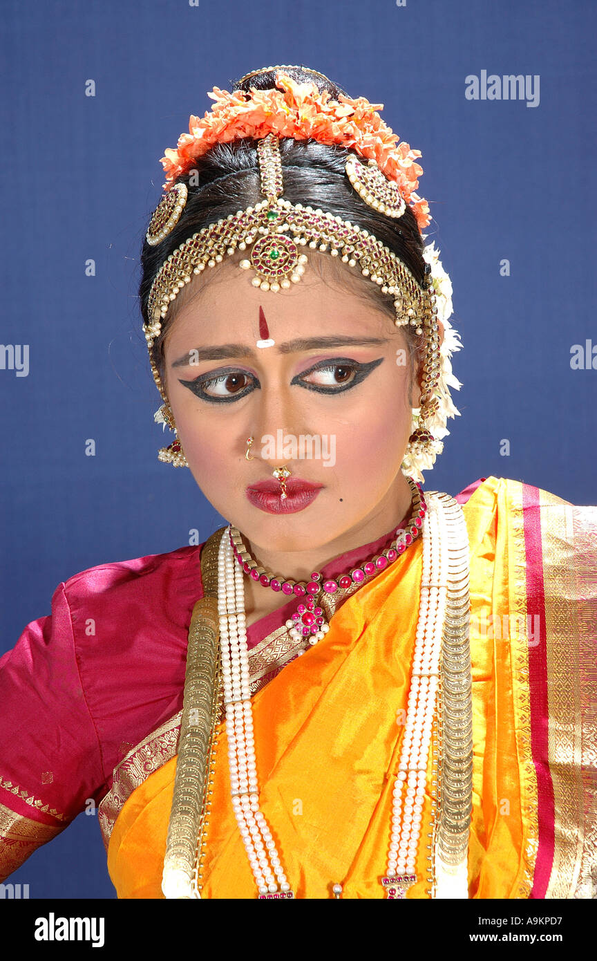 Bharata Natyam, Bharatnatyam, klassischer indischer Tanz, Frauentanz, Bharatanatyam Bharat Natyam Kostüm, Seidengaree und Goldschmuck, Indien, MR.#604 Stockfoto