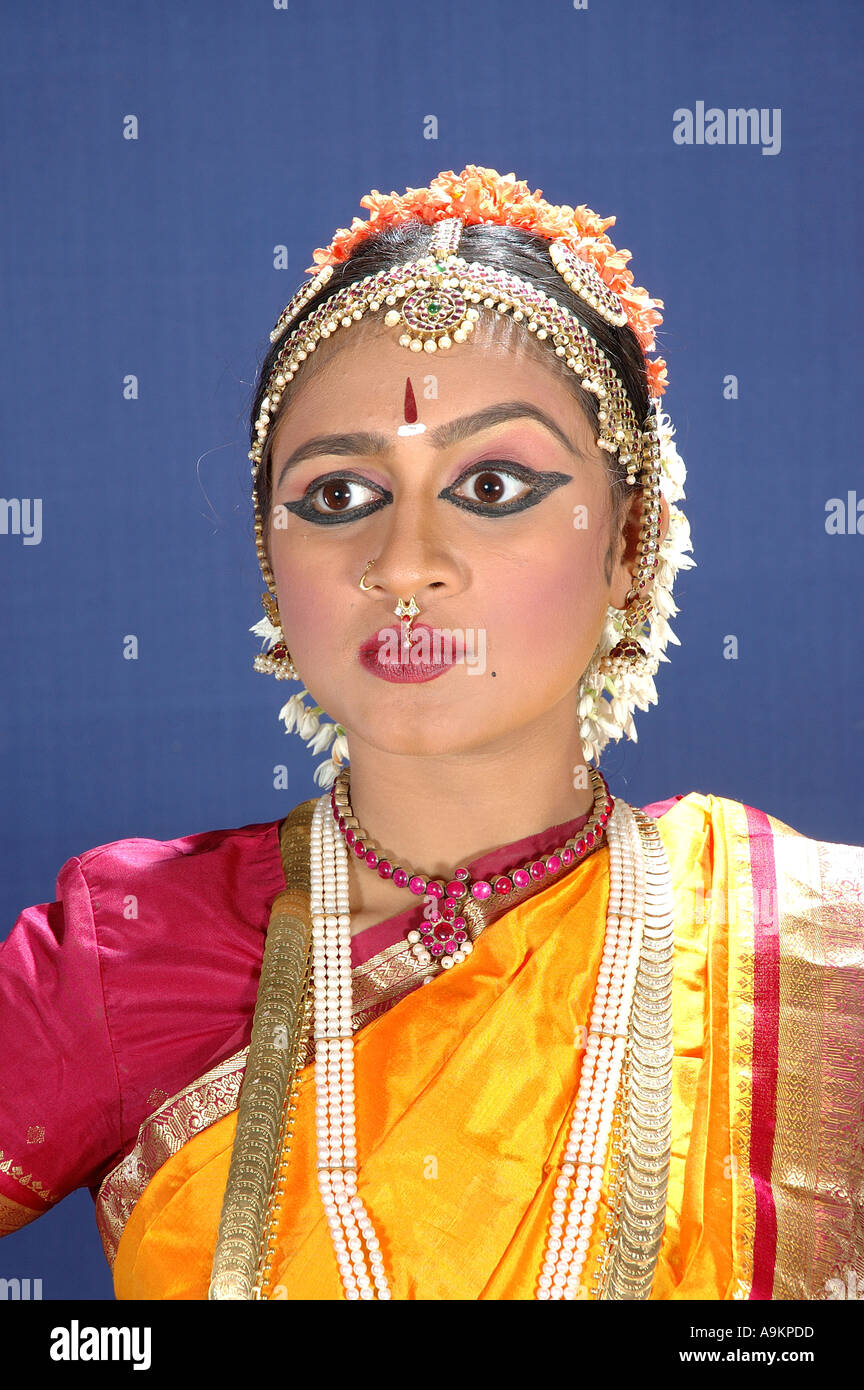 Bharata Natyam, Bharatnatyam, klassischer indischer Tanz, Frauentanz, Bharatanatyam Bharat Natyam Kostüm, Seidengaree und Goldschmuck, Indien, MR.#604 Stockfoto