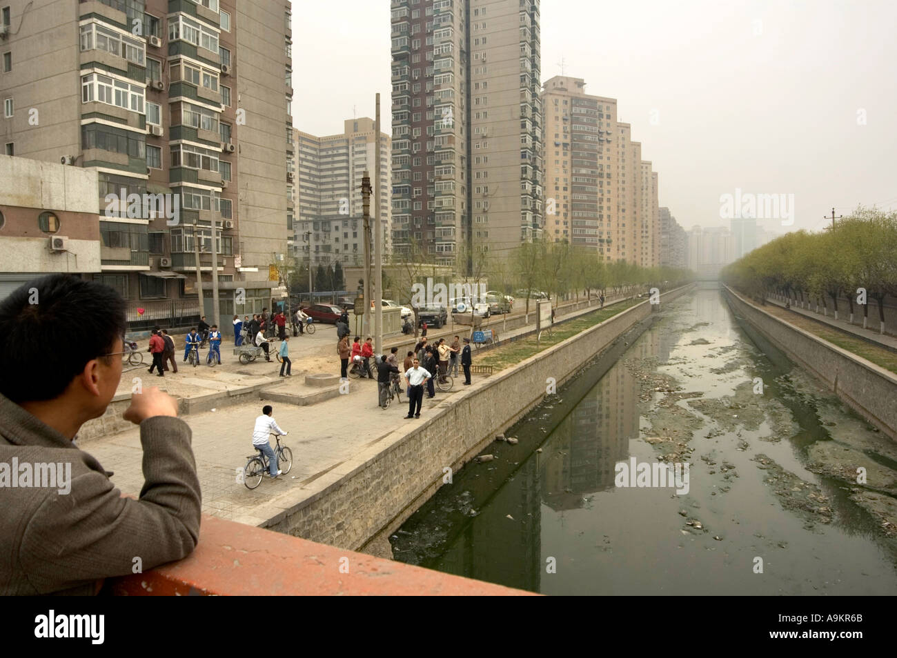 VERSCHMUTZTEN FLUSS AUF WOHNSIEDLUNG PEKING CHINA Stockfoto