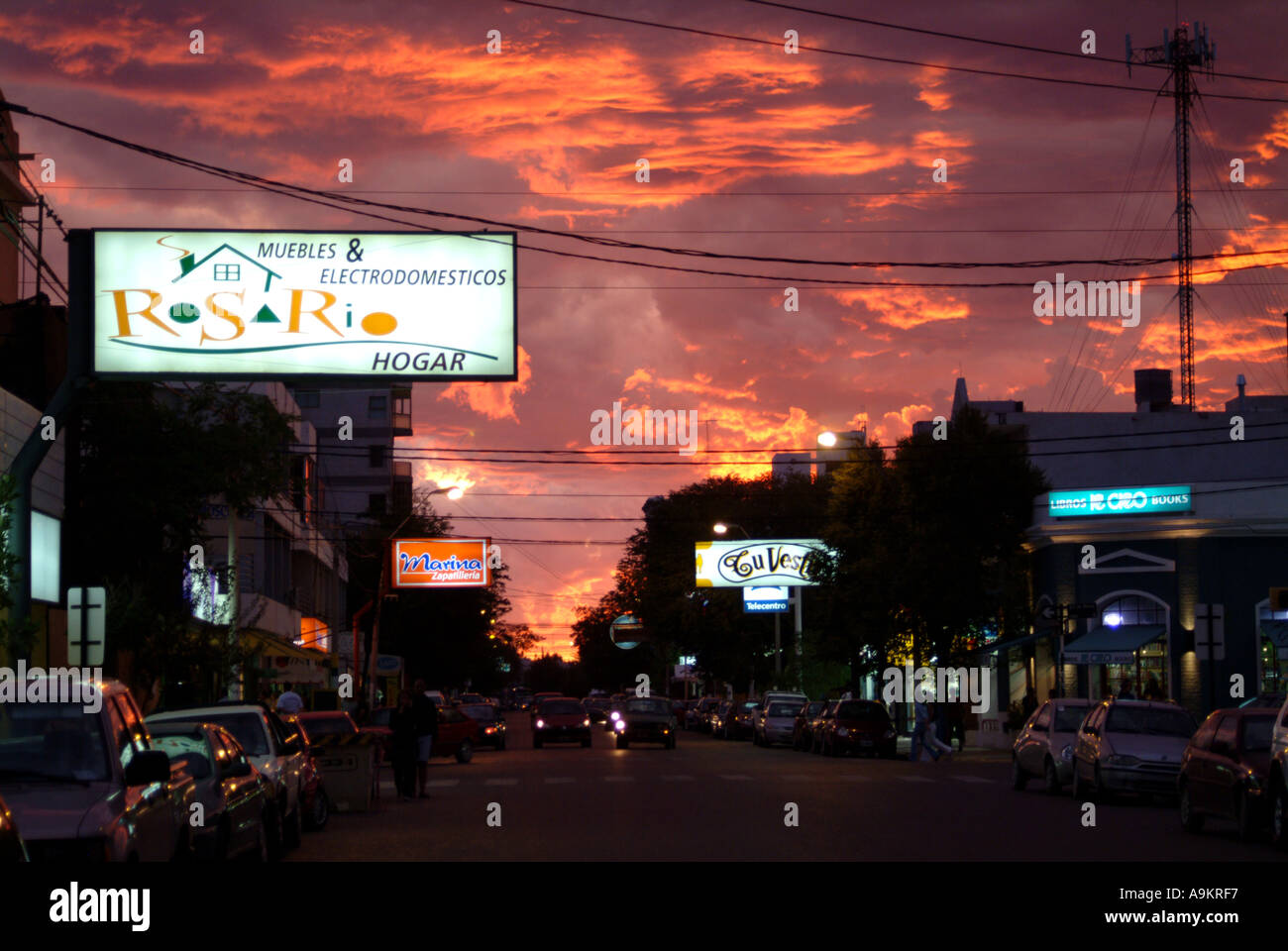 Argentinien Puerto Madryn Main Street mit dem Verkehr nach Sonnenuntergang Stockfoto