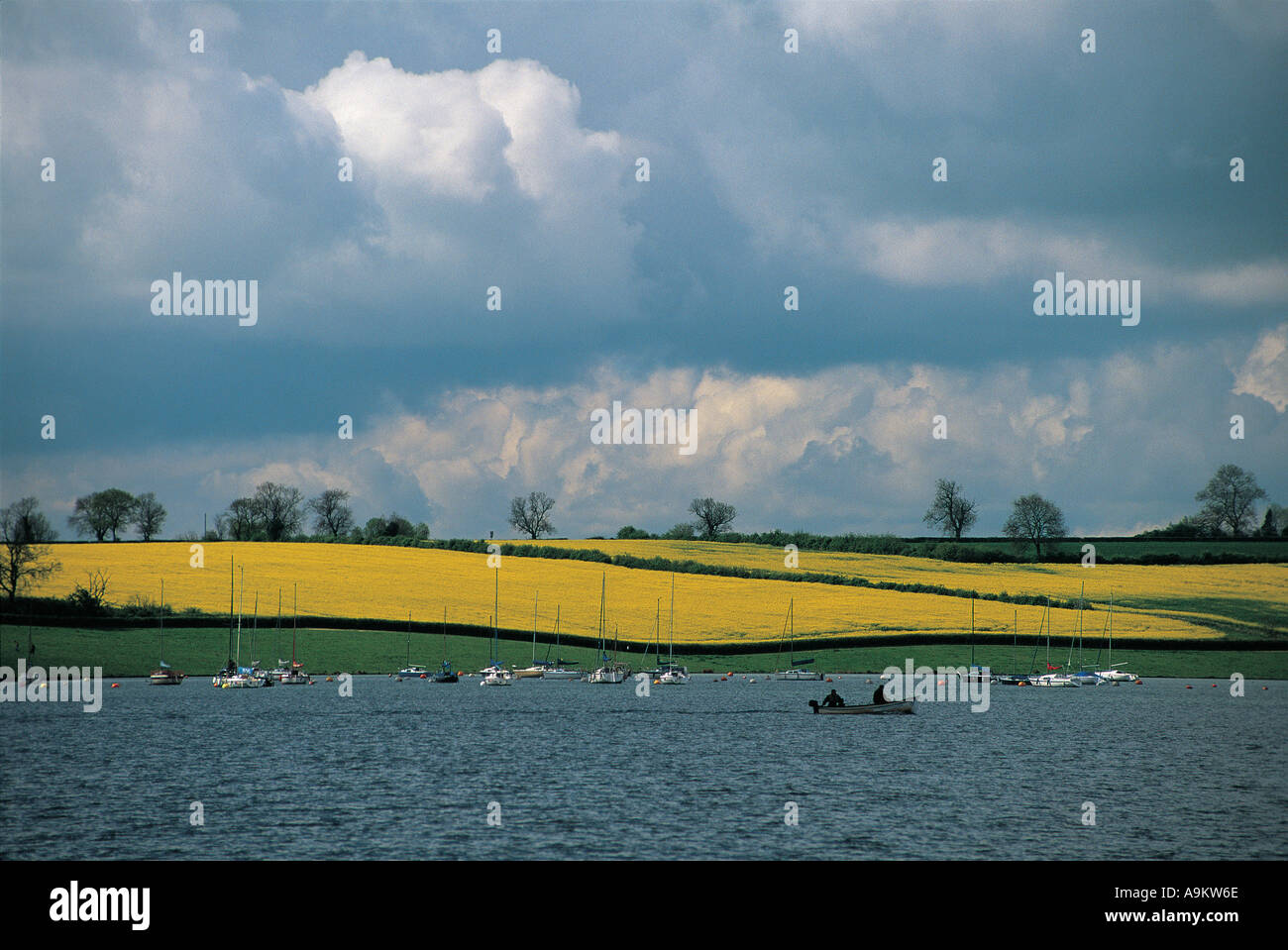 Angelboot/Fischerboot auf Rutland Wasser vertäut treibende Vergangenheit Segelboote Stockfoto