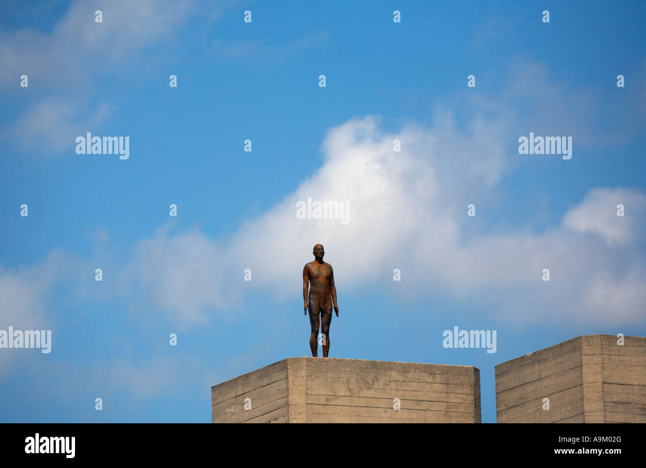 Eine der Figuren von Antony Gormley Ereignishorizont blickt von den Säulen des National Theatre London im Mai 2007 Stockfoto