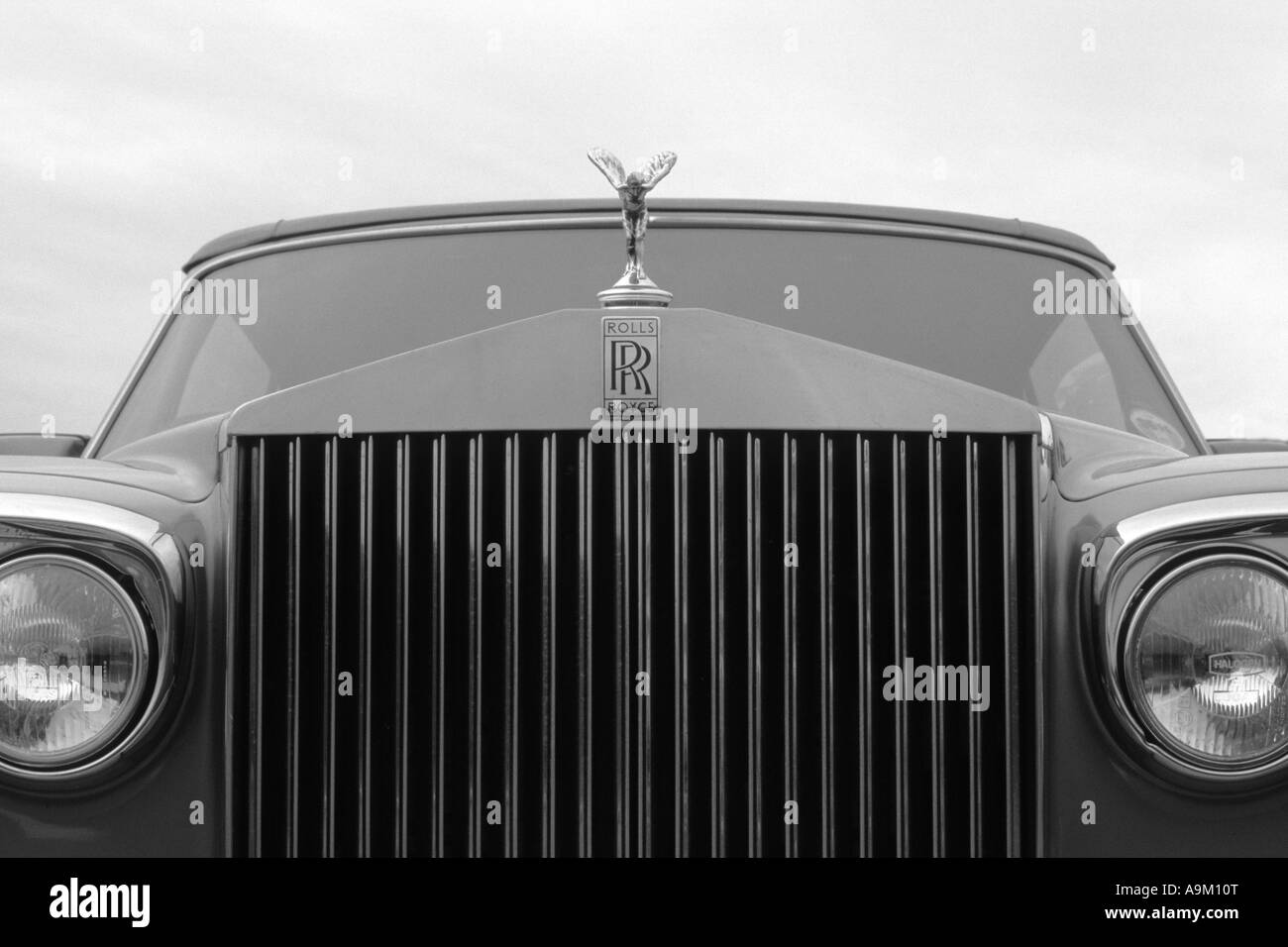 Rolls-Royce Corniche Mk2. Mascot Maskottchen Geist der Ekstase Kapuze Ornamente Dame Frau weibliche Figur schlank kurvige Symbol ikonischen svelt Stockfoto