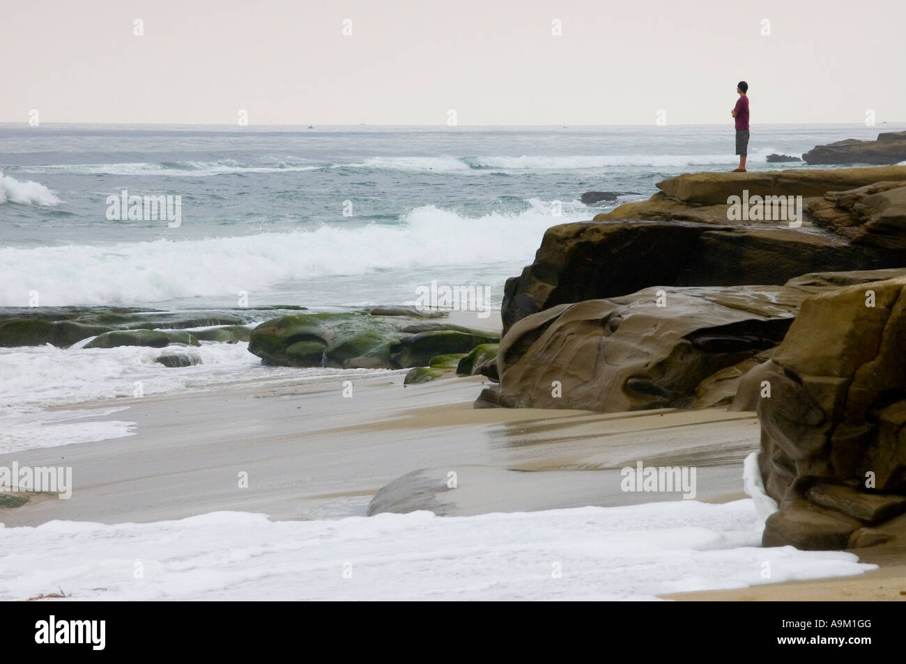 Person suchen, genießen den Ausblick auf das Meer Stockfoto