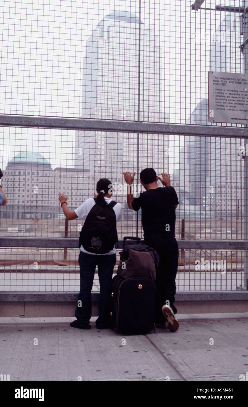 Besucher dieser Seite der Website am Ground Zero World Trade Center Site New York City USA Stockfoto