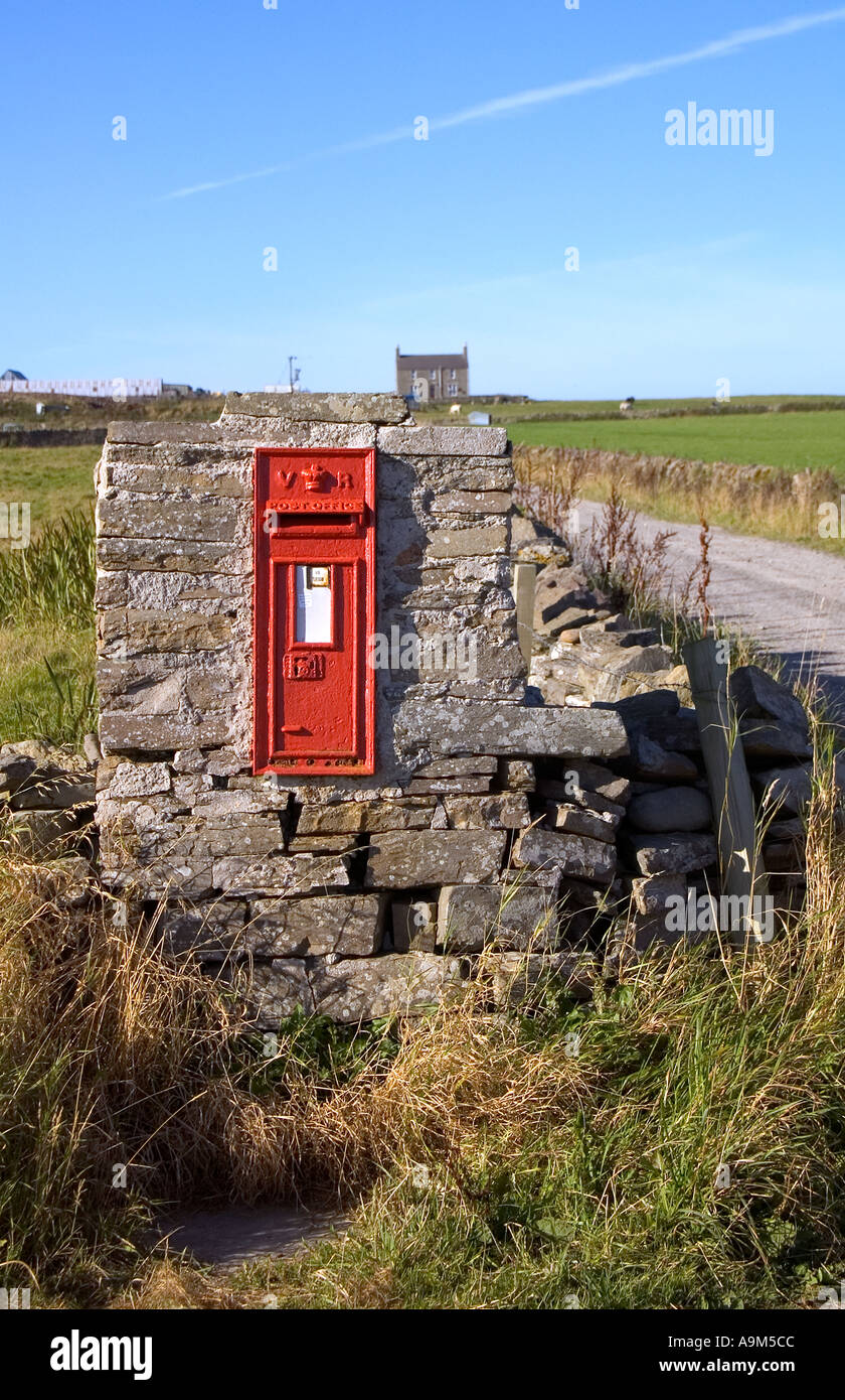 dh SANDAY ORKNEY Victorian ländlichen Briefkasten in alten Wall Lane Postdienst Post Royal Mail Land Briefkästen Stockfoto