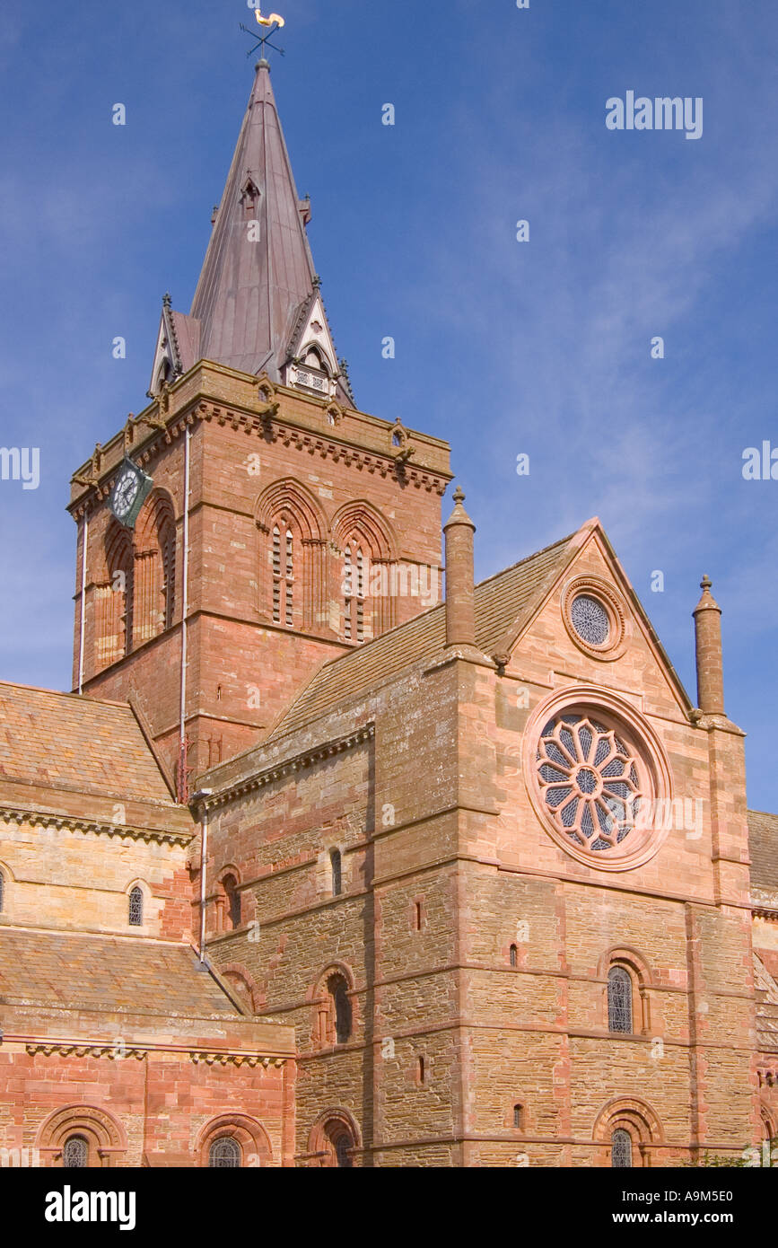 dh St Magnus Cathedral KIRKWALL ORKNEY SCOTLAND Southside Rosettenfenster Uhrturm Kirchturm Stockfoto