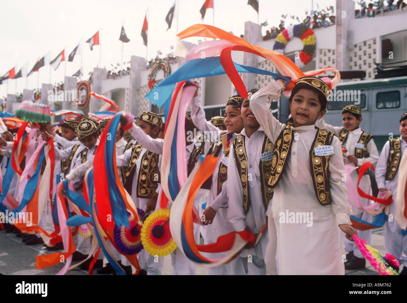 Pakistanische Kinder tanzen für Ankunft der arabischen Gast Stand besuchen SB Stockfoto