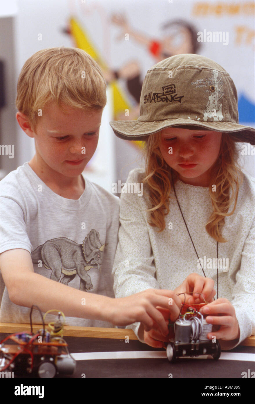 Kinder in der Pavillion National Eisteddfod Tredegar Wissenschaftspark Newport Süd-Ost-Wales Stockfoto