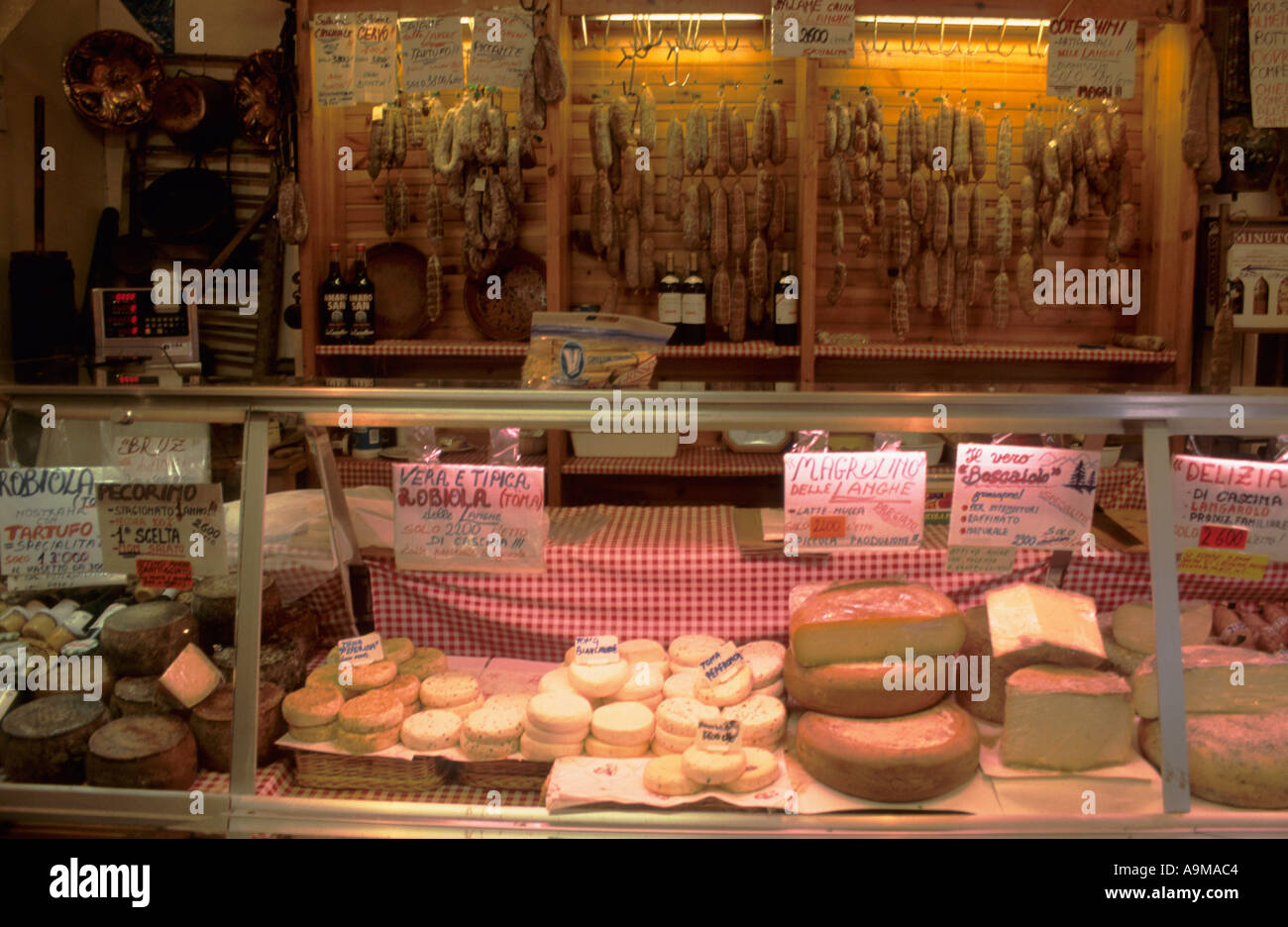 Theke mit verschiedenen typischen halb geräucherter Wurst und Käse Barbaresco Langhe Piemont Italien Europa EU Stockfoto