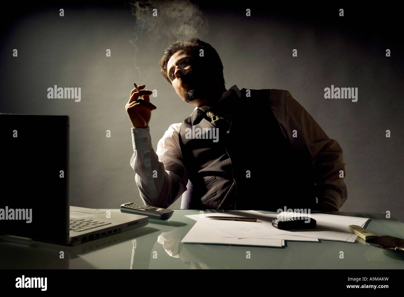Geschäftsmann in seinem Büro Rauchen Stockfoto