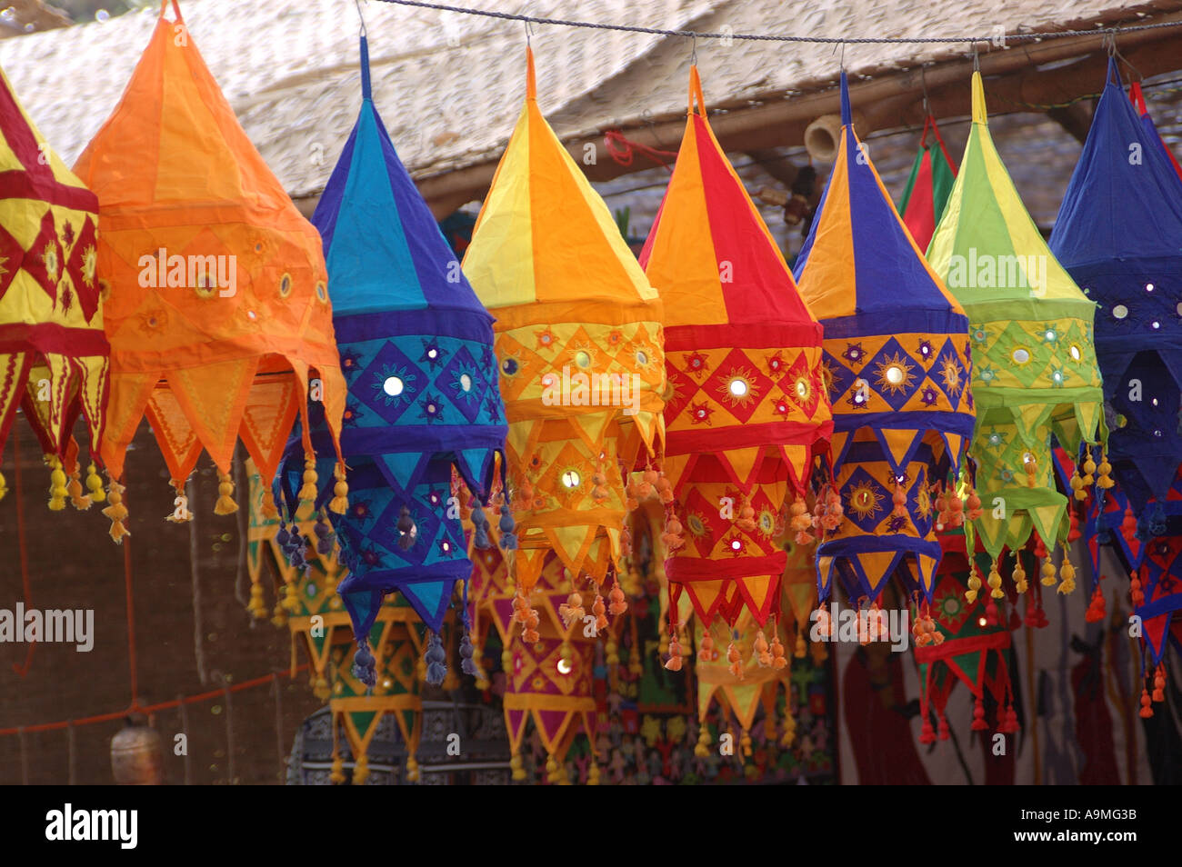 ANG99427 Stoff Lampe Farbtöne Farben Formen Spiegel arbeiten auf  Lampenschirme Chandeliar hängenden Orissa, Indien Stockfotografie - Alamy