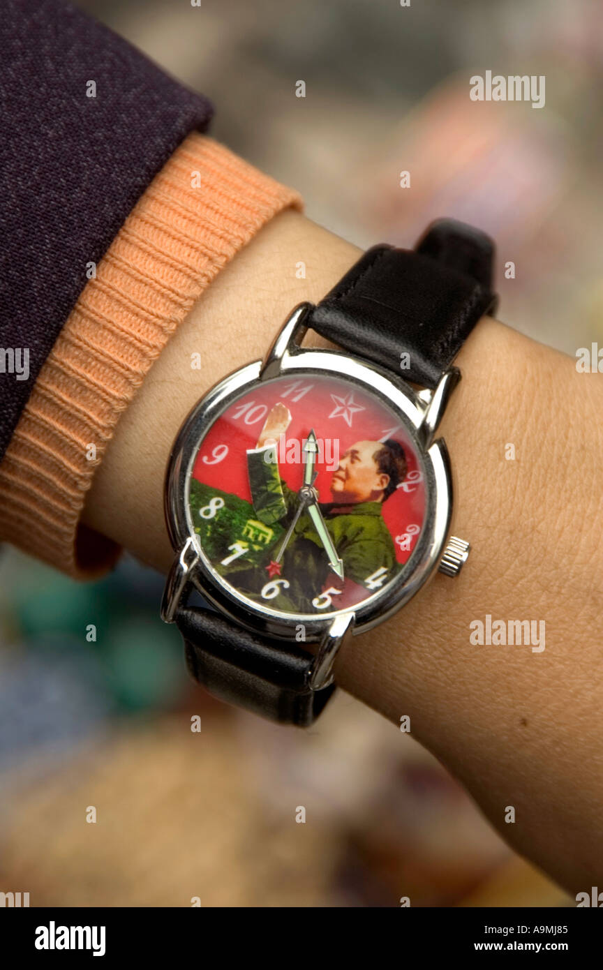 MAOISTISCHEN ERINNERUNGSSTÜCKE ARMBANDUHR MIT VORSITZENDER MOA ZEDONG BILD ZUM VERKAUF AUF DONGTAI LU ANTIQUITÄTENMARKT IN SHANGHAI Stockfoto