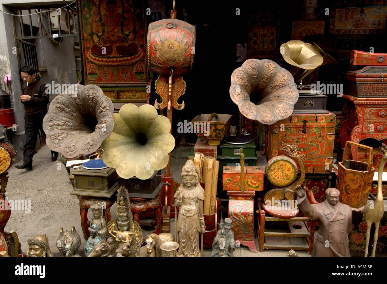 GEFÄLSCHTE ANTIQUITÄTEN ZUM VERKAUF AUF DONGTAI LU ANTIQUITÄTENMARKT IN SHANGHAI Stockfoto