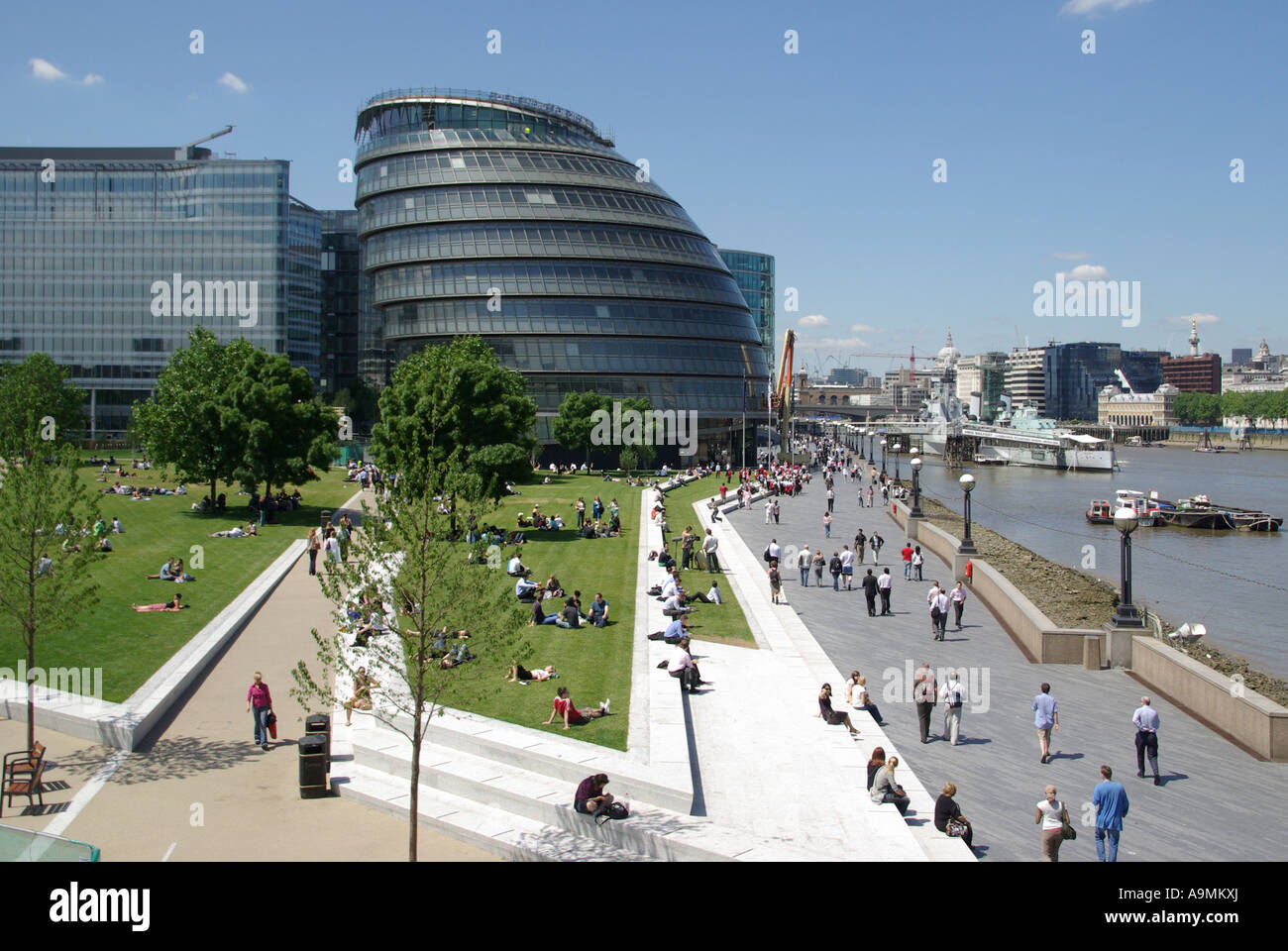 Rathaus & Leute an der Promenade urbane Landschaft Riverside open space Teil der London Development neben Themse Southwark London England Großbritannien Stockfoto