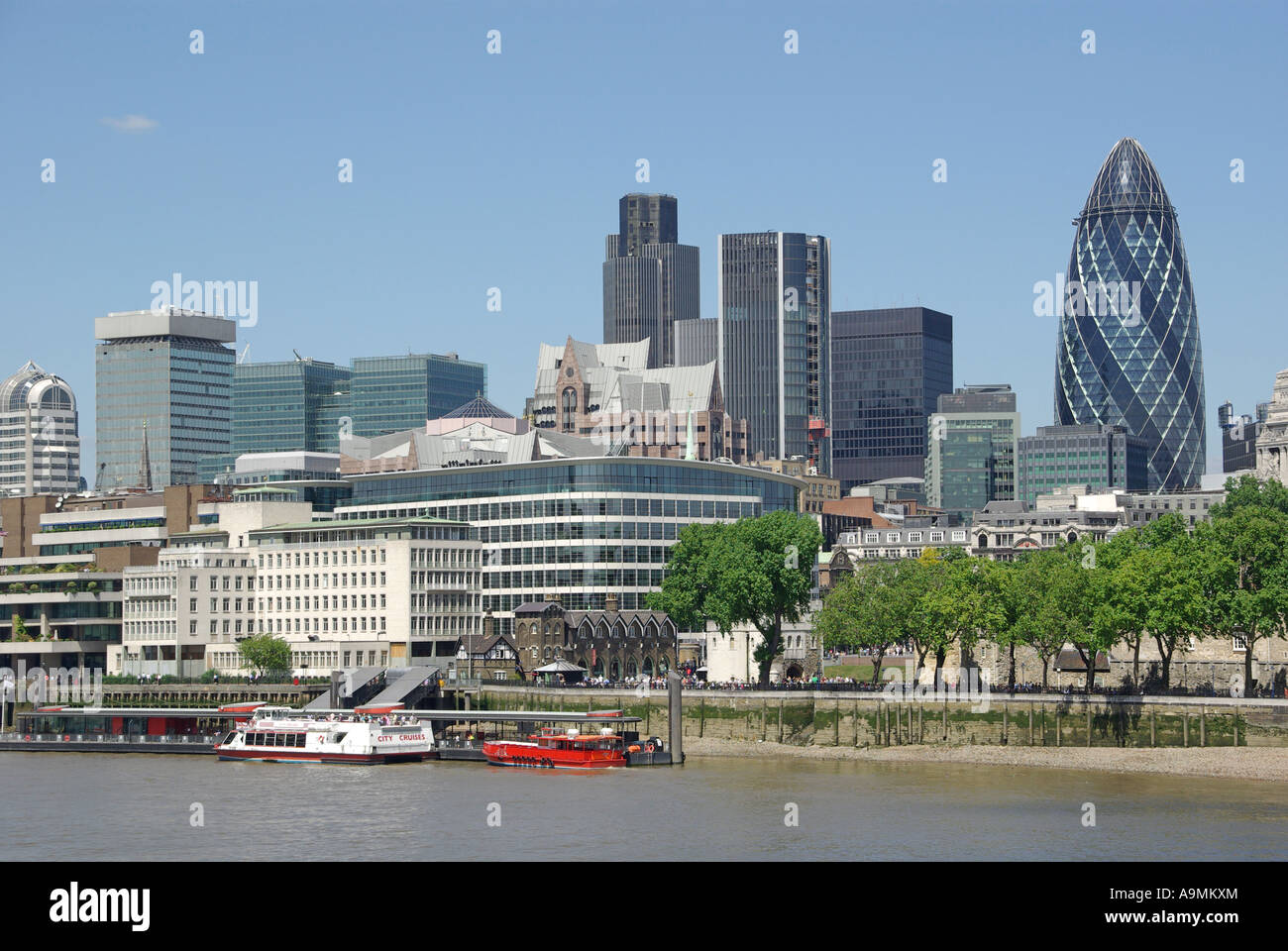 Der Londoner Skyline und Fluss Themse Pool von London Gebäude umfasst Willis Nat West Tower 42 Gherkin und Barclays Stockfoto