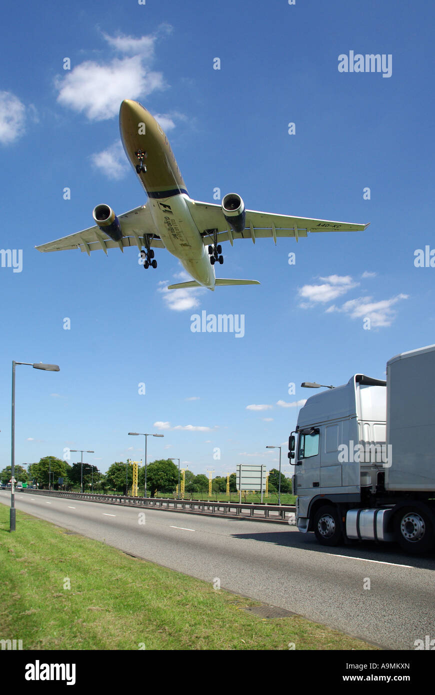 London Flughafen nähert sich niedrige Jet Start-und Landebahn über Straßenverkehr einige Zeichen schreiben Digital entfernt sonst keine manipulation Stockfoto