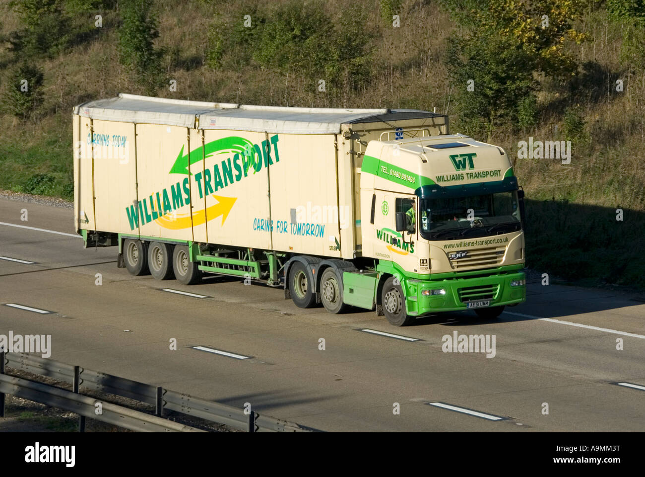 M25 Autobahn Williams Transport artikuliert, Anhänger und LKW Stockfoto M25 Autobahn Williams Transport artikuliert, Anhänger und LKW Stockfoto