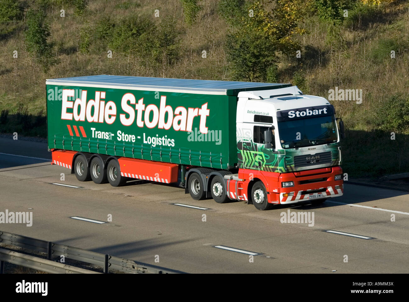 Seite & Vorderansicht klassisch rot grün Eddie Stobart Soft-sided Schiebetür Vorhang Anzeige auf Gelenkanhänger ein lkw LKW-LKW-Fahrer UK Autobahn Stockfoto