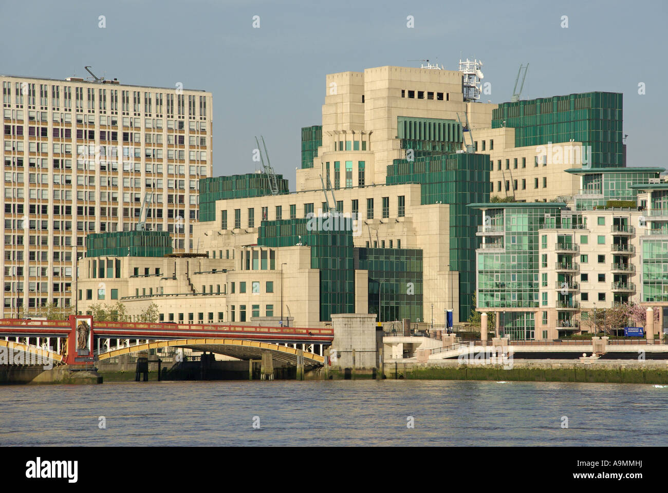 Der Vauxhall Bridge Road überqueren Sie die Themse mit modernen Hauptsitz der Secret Intelligence Service oder MI6 über London England Großbritannien Stockfoto