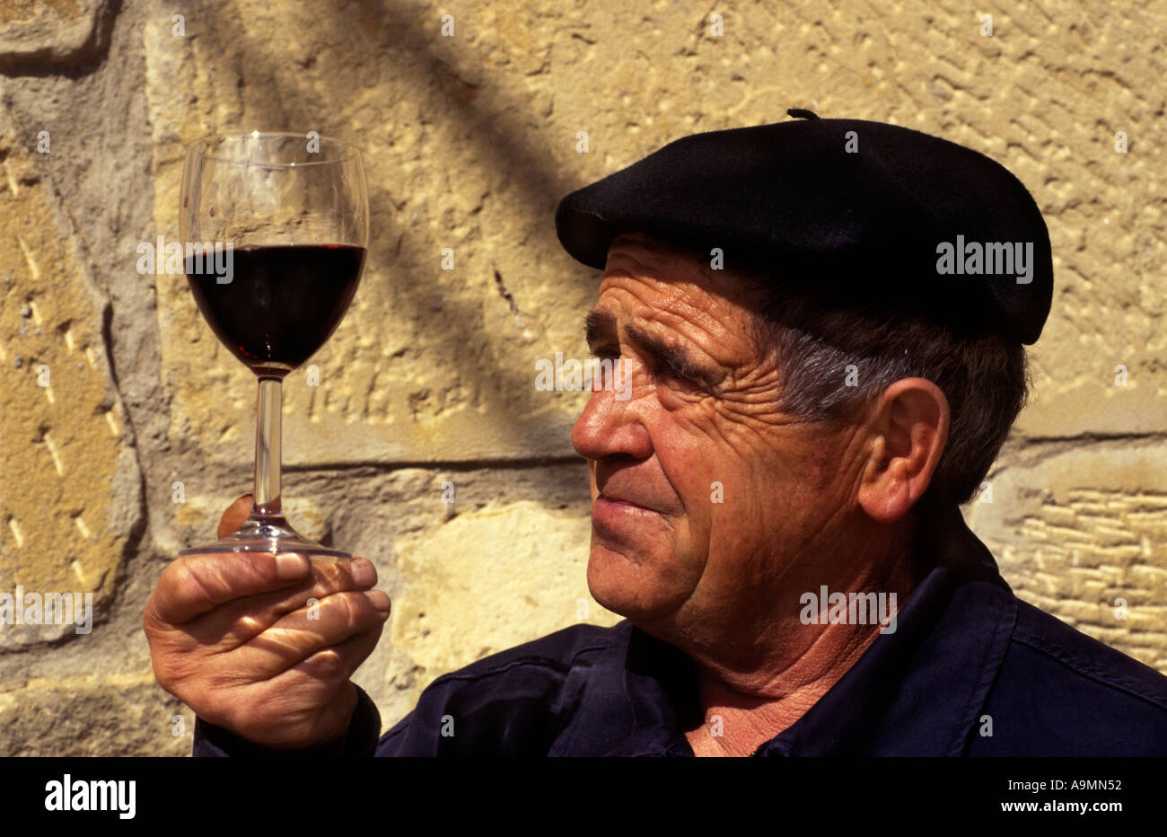 Mann Geschmack Test Probe Glas Wein Verkostung rote Beret haben Trinker Toper Tippler Spanien Spanisch Rioja nehmen Stockfoto
