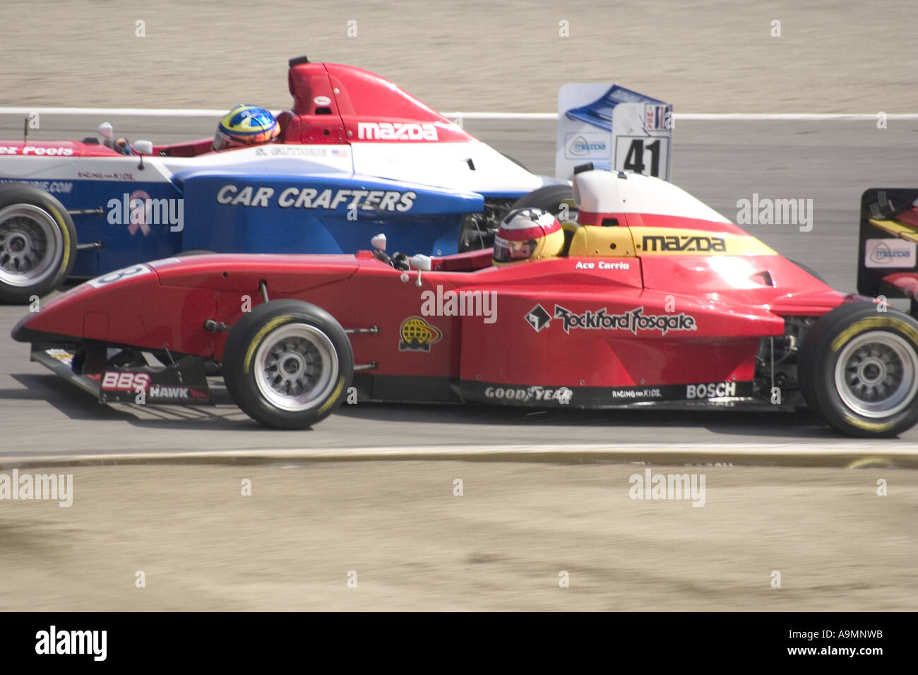 Mazda Rennwagen auf der Strecke Laguna Seca Adrian Carrio Fahrer und Sean Guthrie-Sterne Stockfoto