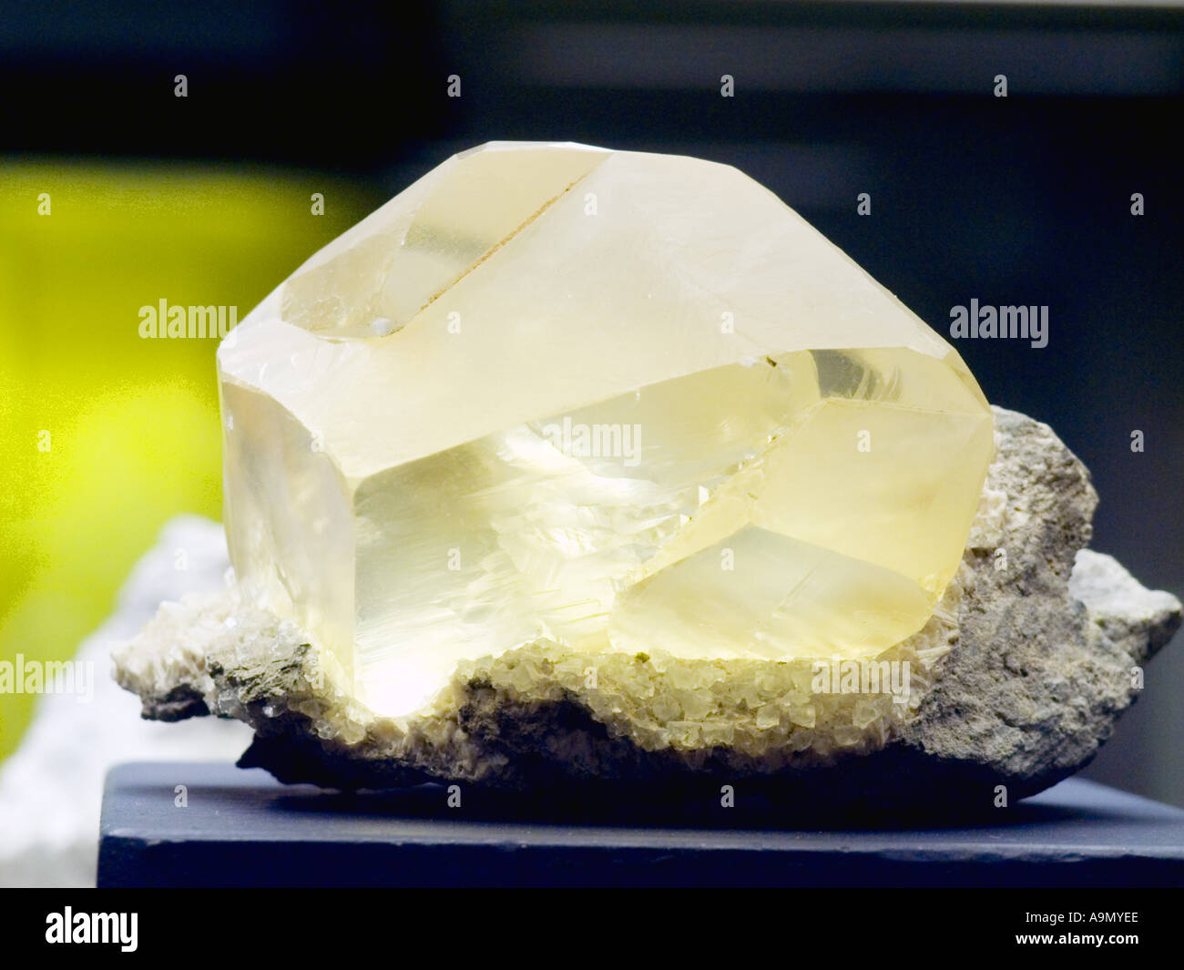 Calcit-Kalzit Mineral Stein rock Metal Kristall kristallinen Edelstein Edelsteine wissenschaftliche Naturwissenschaft Spike Geo Geologie Geografie envir Stockfoto