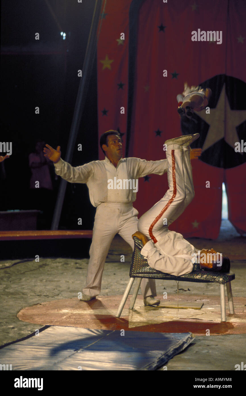 Bentley Bros Brothers Zirkus Acrobat akrobatische Familie durchführen Stockfoto