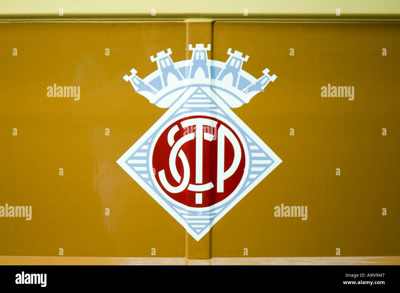 Logo auf der Seite eine Straßenbahn im Crich Tramway Village, in der Nähe von Matlock, Derbyshire, England, UK Stockfoto