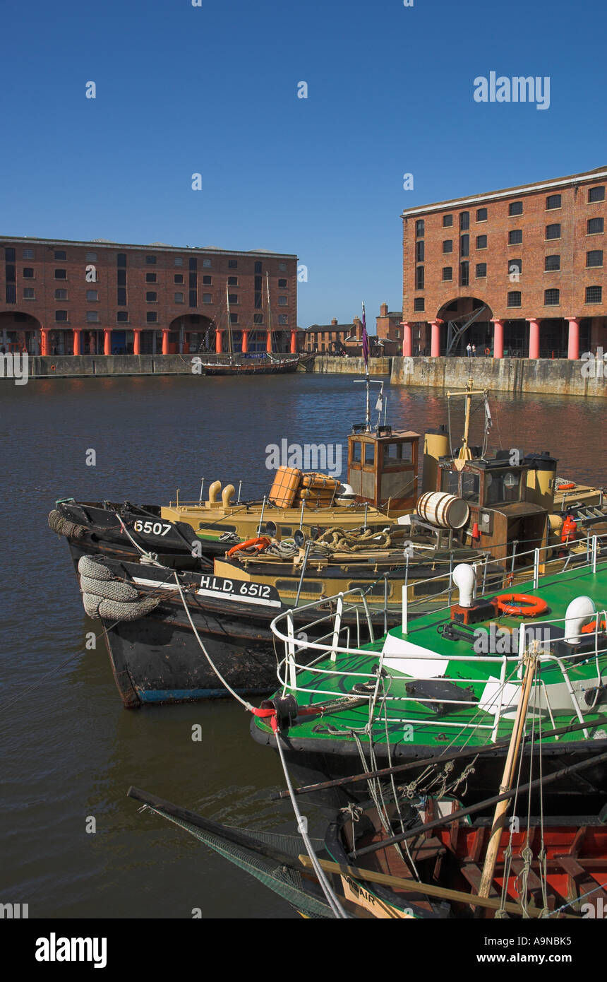 Albert dock-rote Pilllars und Boote Liverpool Merseyside England UK GB EU Europa Stockfoto