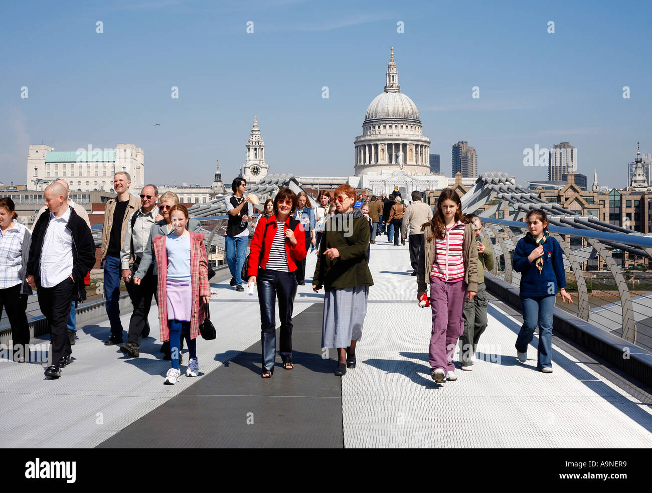 Millennium Bridge über die Themse in London UK Stockfoto