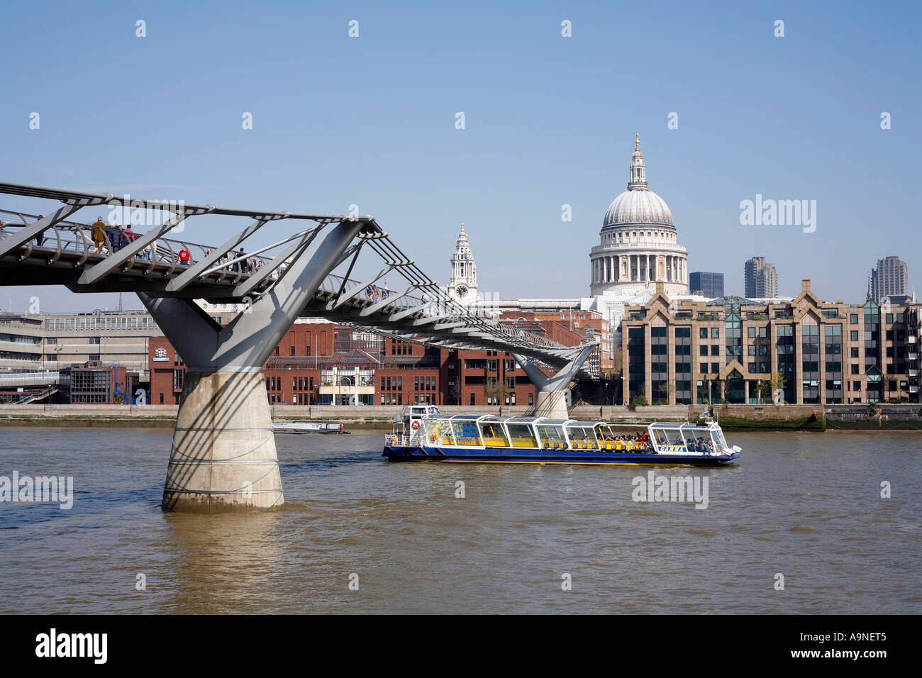 Millennium Bridge über die Themse in London UK Stockfoto