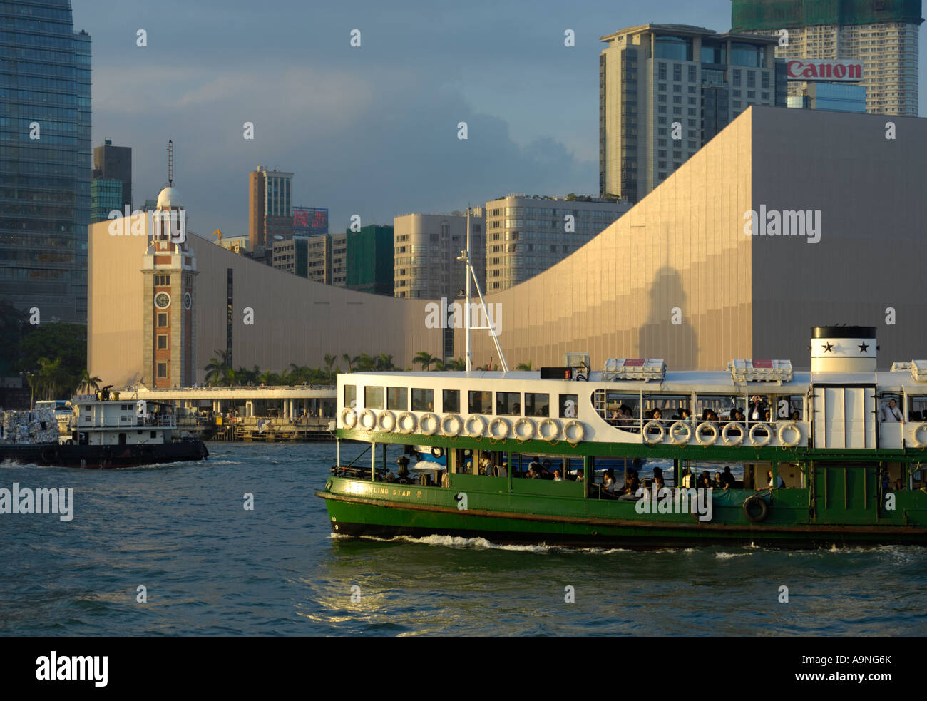 Star Ferry vor dem öffentlichen Pier von Kowloon, Hongkong SAR Stockfoto