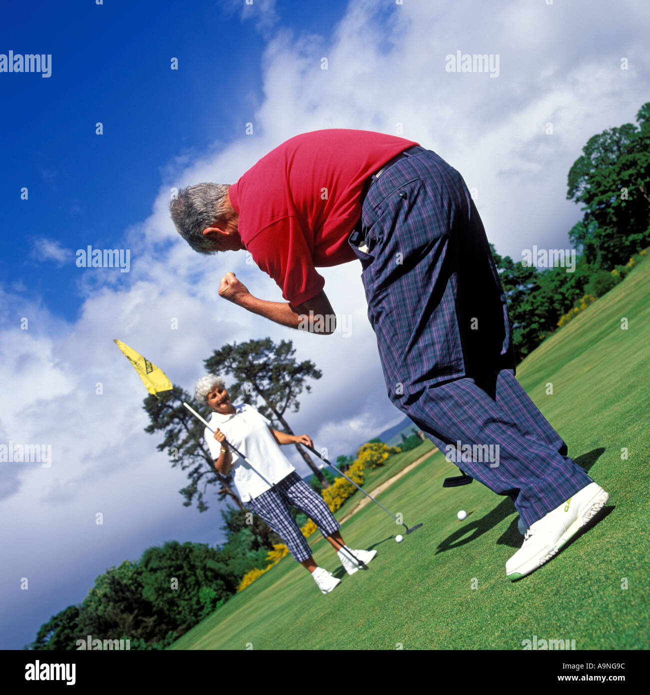 KANN PAAR GOLFEN IN SCHOTTLAND AUF EINEM KURS IN Stockfoto