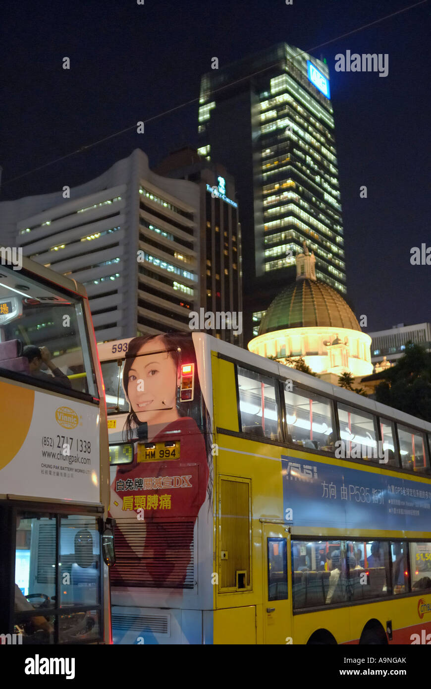 Doppelte Decker Busse vor der beleuchteten LegCo Ratsgebäude Stockfoto