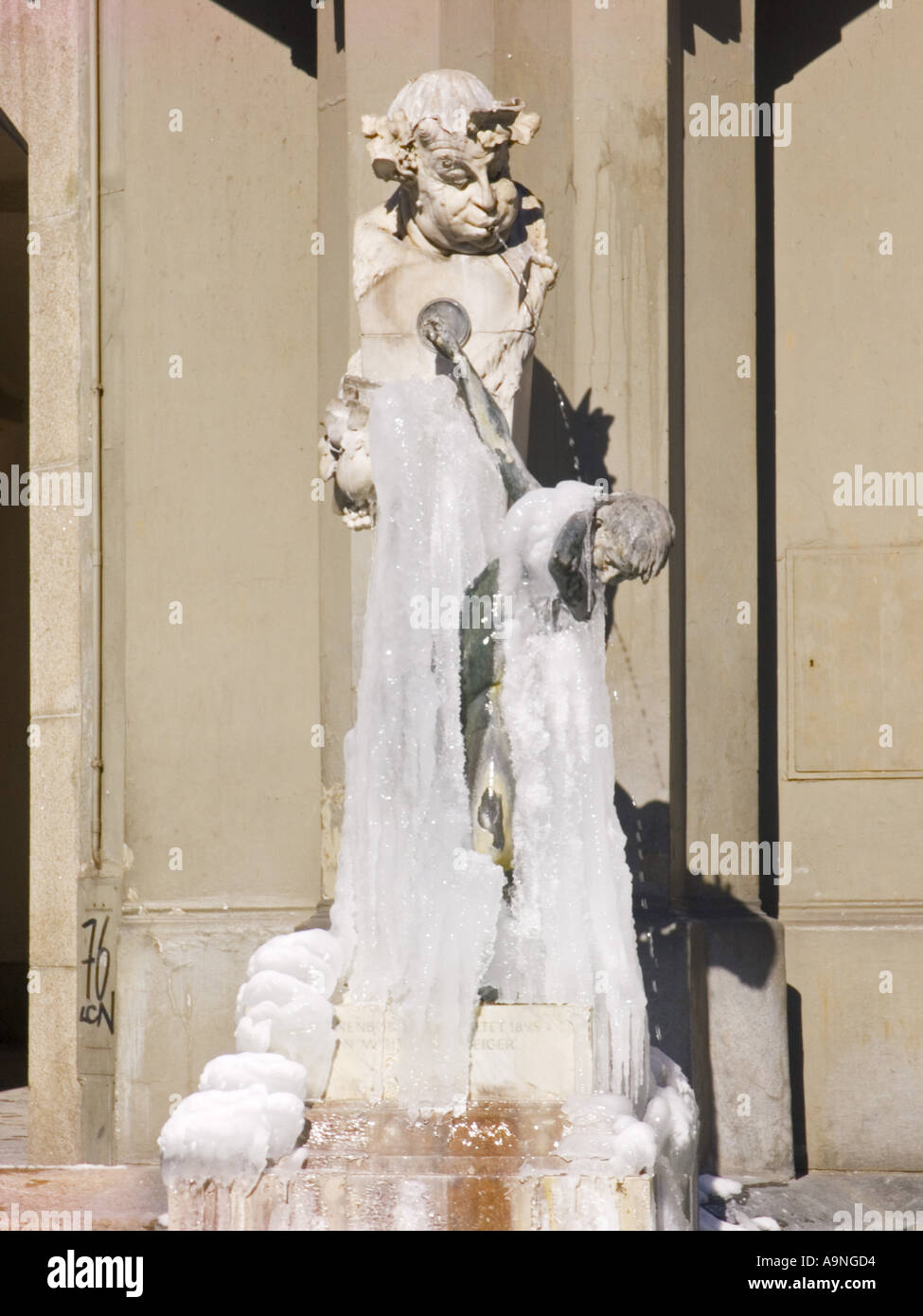 Gefrorene Skulptur Statue in der Nähe von Tor Tor Stachus Karlsplatz quadratische Plaza München Bayern Bayern München reisen Denkmal Bogen Stockfoto