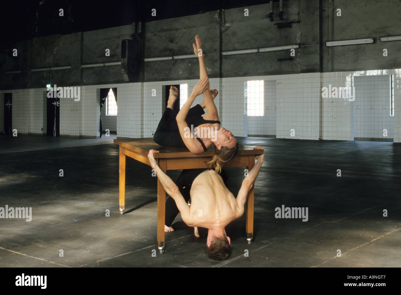 tanzenden Chor Tanztheater aus der Zeche während einer Probe in ein Zimmer, das früher von Bagger als Bad benutzt wurde Stockfoto